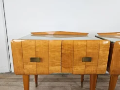 Pamono Mid-Century Italian Bedside Tables in Maple, Brass and Decorated Glass, 1950s, Set of 2><noscript><img width=
