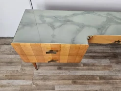 Pamono Mid-Century Italian Maple and Glass Chest of Drawers with Brass Details, 1950s><noscript><img width=