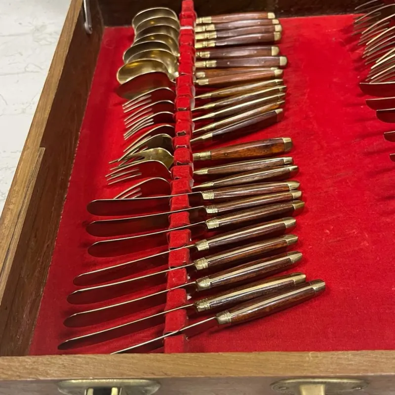 Pamono Mid-Century Italian Teak Handled Cutlery Set in Canteen, 1970s, Set of 100> Cutlery & Serving Utensils