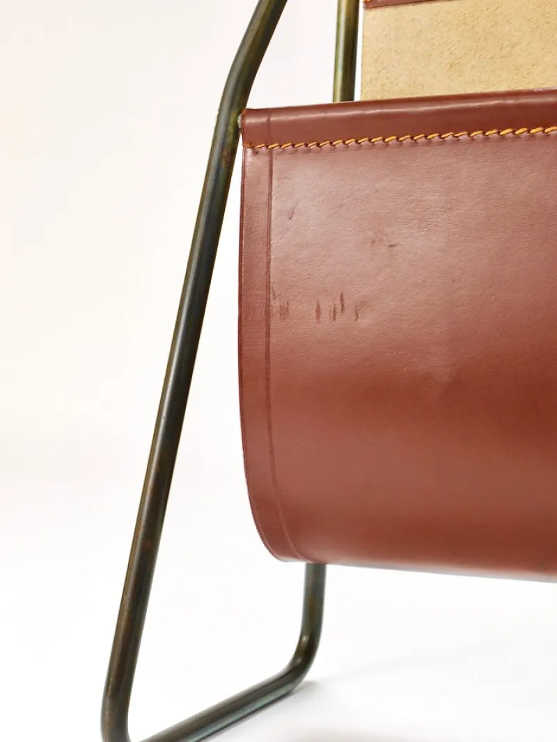 Pamono Mid-Century Magazine Rack in Brass & Brown Leather attributed to Carl Auböck, Austria, 1950s> Magazine Racks