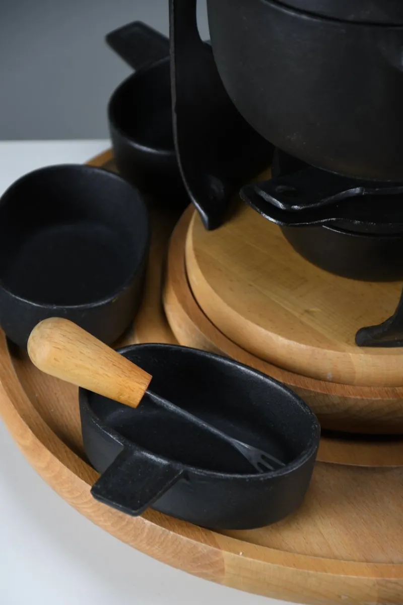 Pamono Mid-Century Modern Cast Iron and Wood Fondue Set by Richard Nissen for Bodum, 1960s, Set of 18> Dinnerware Accessories