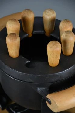 Pamono Mid-Century Modern Cast Iron and Wood Fondue Set by Richard Nissen for Bodum, 1960s, Set of 18><noscript><img width=