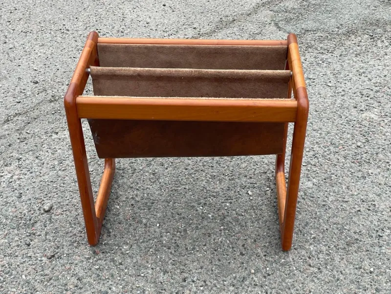 Pamono Mid-Century Modern Danish Magazine Holder Crafted in Teak and Leather, 1967> Magazine Racks