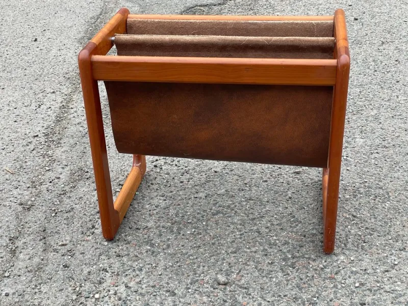 Pamono Mid-Century Modern Danish Magazine Holder Crafted in Teak and Leather, 1967> Magazine Racks