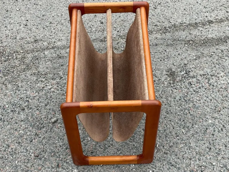 Pamono Mid-Century Modern Danish Magazine Holder Crafted in Teak and Leather, 1967> Magazine Racks