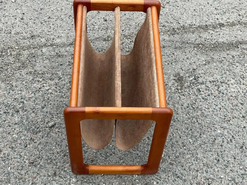 Pamono Mid-Century Modern Danish Magazine Holder Crafted in Teak and Leather, 1967> Magazine Racks