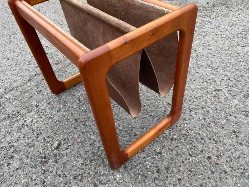 Pamono Mid-Century Modern Danish Magazine Holder Crafted in Teak and Leather, 1967> Magazine Racks