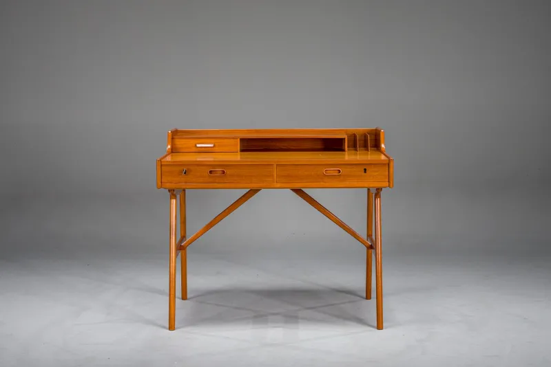 Pamono Mid-Century Modern Danish Teak Desk by Arne Wahl Iversen, 1960s> Desks