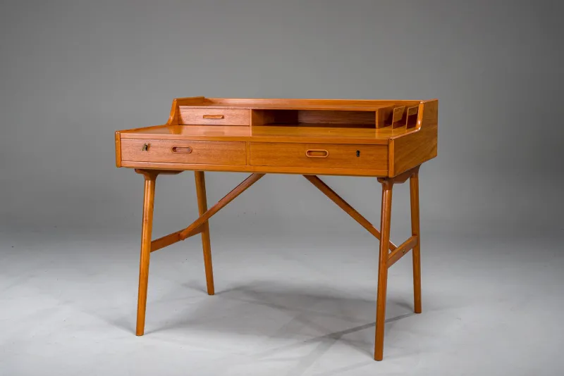 Pamono Mid-Century Modern Danish Teak Desk by Arne Wahl Iversen, 1960s> Desks
