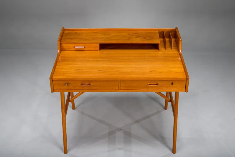 Pamono Mid-Century Modern Danish Teak Desk by Arne Wahl Iversen, 1960s> Desks