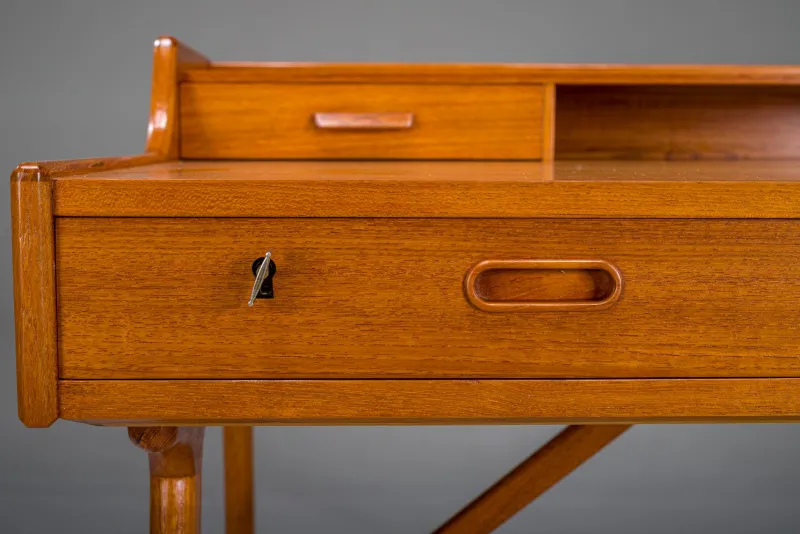 Pamono Mid-Century Modern Danish Teak Desk by Arne Wahl Iversen, 1960s> Desks