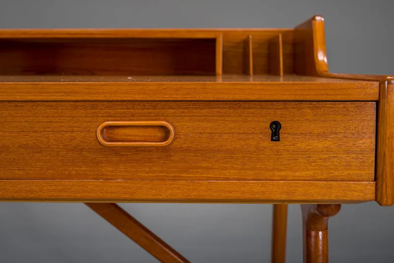 Pamono Mid-Century Modern Danish Teak Desk by Arne Wahl Iversen, 1960s> Desks