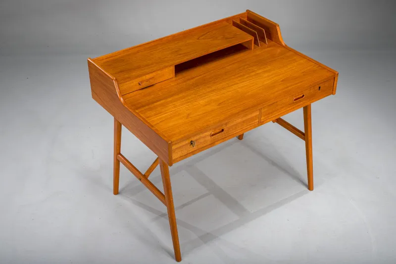 Pamono Mid-Century Modern Danish Teak Desk by Arne Wahl Iversen, 1960s> Desks