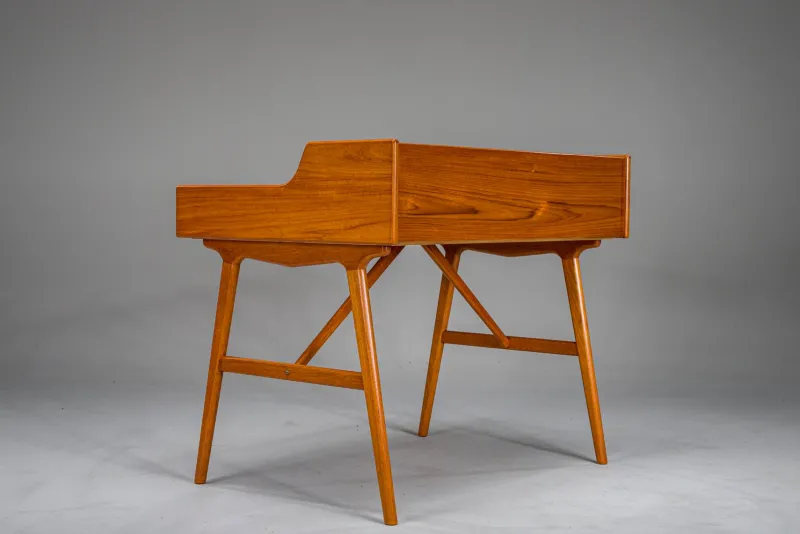 Pamono Mid-Century Modern Danish Teak Desk by Arne Wahl Iversen, 1960s> Desks