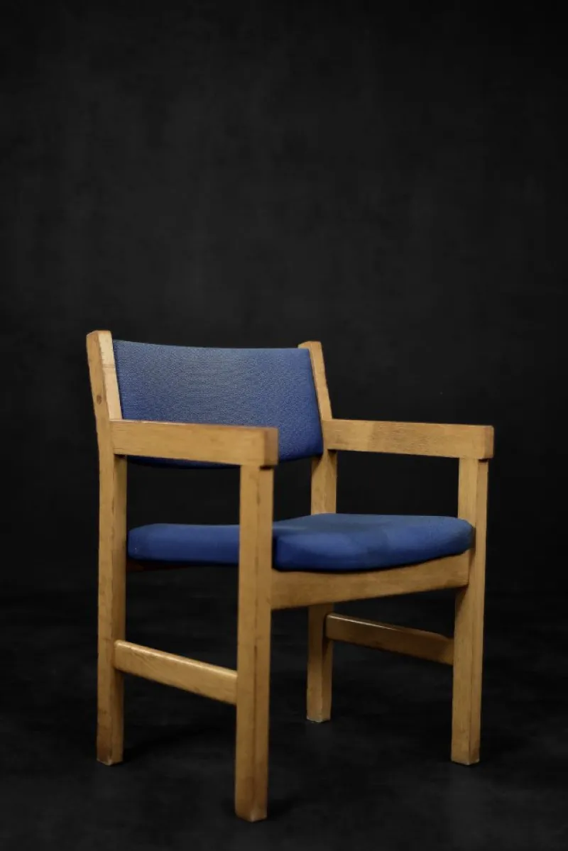 Sale Pamono Mid-Century Modern Danish Oak and Blue Fabric Chair by Hans J. Wegner for Getama, 1960s