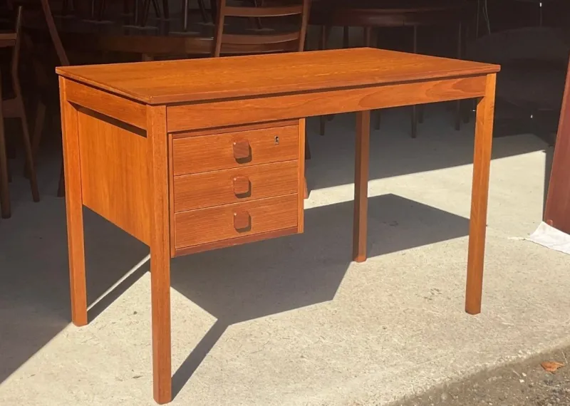 Pamono Mid-Century Modern Danish Teak Desk by Domino Mobler, 1960> Desks