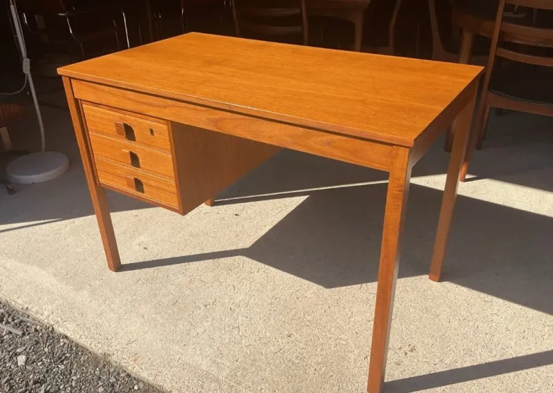 Pamono Mid-Century Modern Danish Teak Desk by Domino Mobler, 1960> Desks