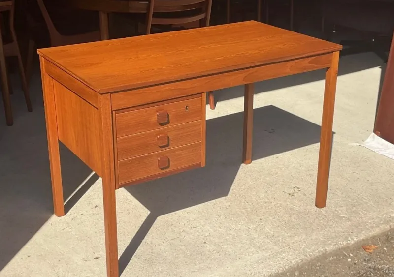 Pamono Mid-Century Modern Danish Teak Desk by Domino Mobler, 1960> Desks