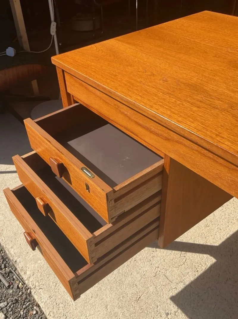 Pamono Mid-Century Modern Danish Teak Desk by Domino Mobler, 1960> Desks