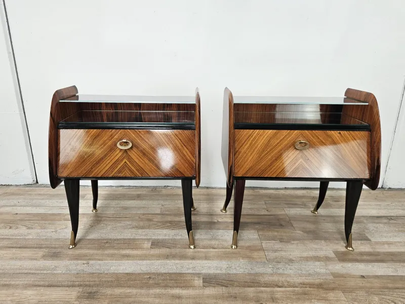 Pamono Mid-Century Modern Italian Mahogany-Clad Nightstands with Mirror Tops, 1950s, Set of 2> Nightstands
