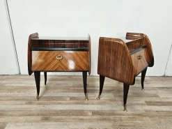 Pamono Mid-Century Modern Italian Mahogany-Clad Nightstands with Mirror Tops, 1950s, Set of 2> Nightstands