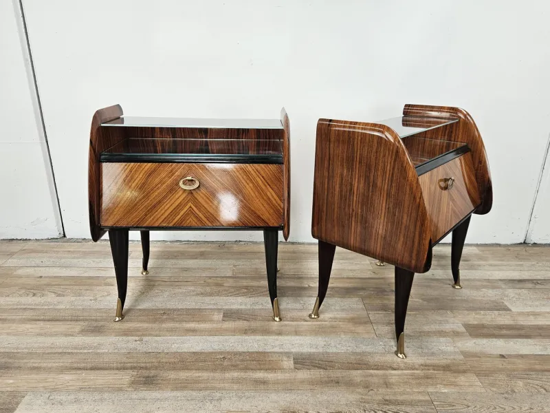 Pamono Mid-Century Modern Italian Mahogany-Clad Nightstands with Mirror Tops, 1950s, Set of 2> Nightstands