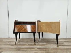 Pamono Mid-Century Modern Italian Mahogany-Clad Nightstands with Mirror Tops, 1950s, Set of 2><noscript><img width=