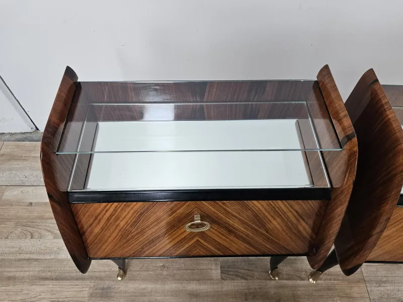 Pamono Mid-Century Modern Italian Mahogany-Clad Nightstands with Mirror Tops, 1950s, Set of 2> Nightstands