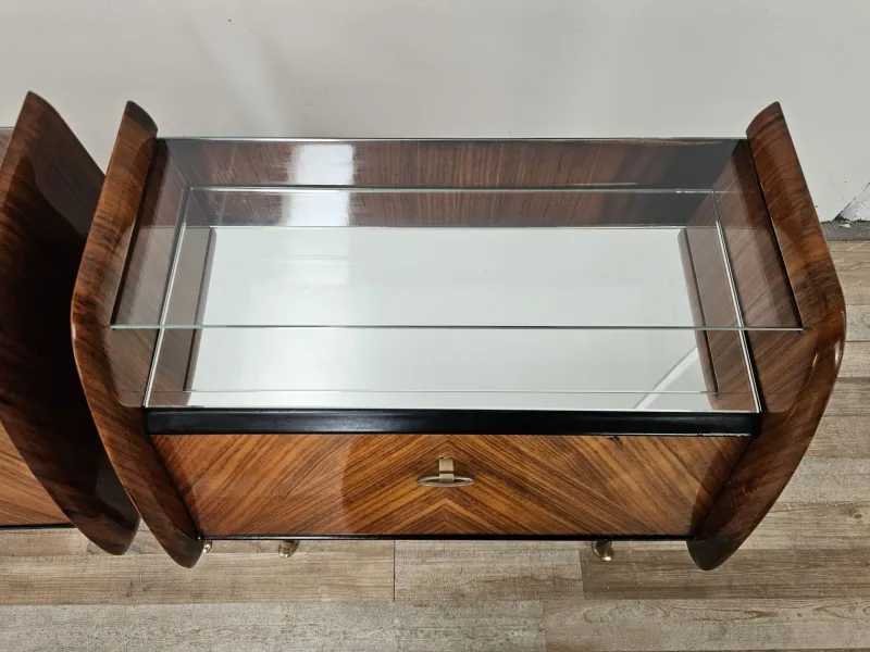 Pamono Mid-Century Modern Italian Mahogany-Clad Nightstands with Mirror Tops, 1950s, Set of 2> Nightstands