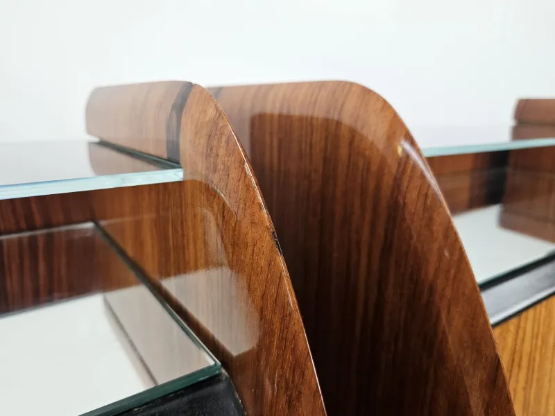 Pamono Mid-Century Modern Italian Mahogany-Clad Nightstands with Mirror Tops, 1950s, Set of 2> Nightstands