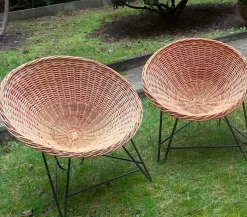 Pamono Mid-Century Modern Rattan and Iron Lounge Chairs, 1960s, Set of 2> Lounge Chairs & Armchairs