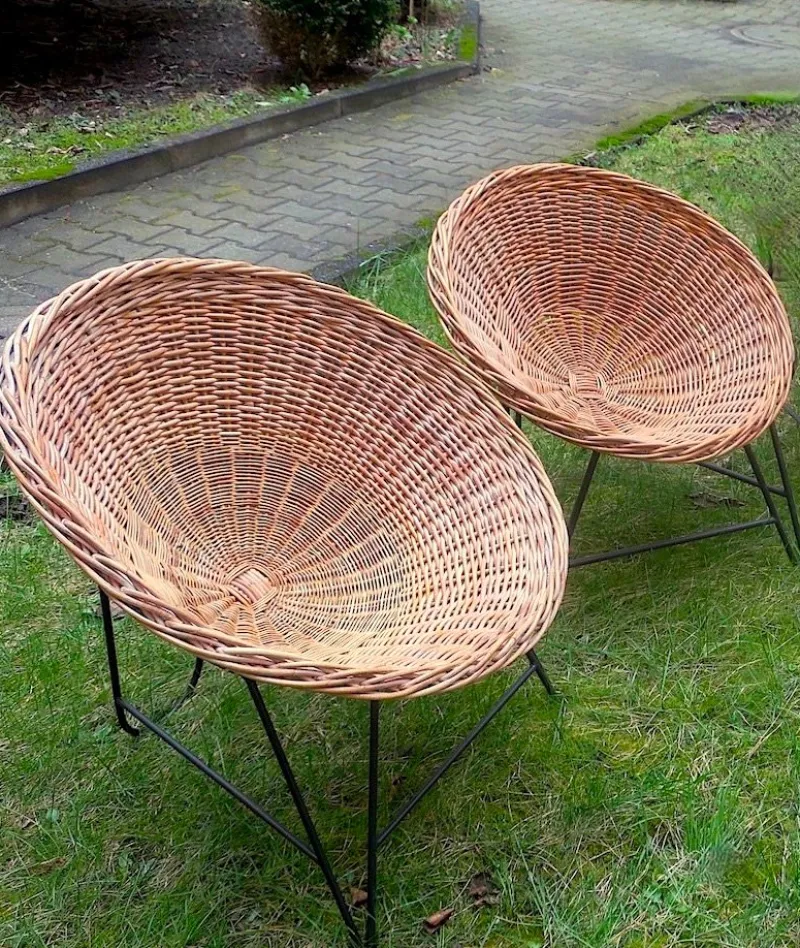 Pamono Mid-Century Modern Rattan and Iron Lounge Chairs, 1960s, Set of 2> Lounge Chairs & Armchairs