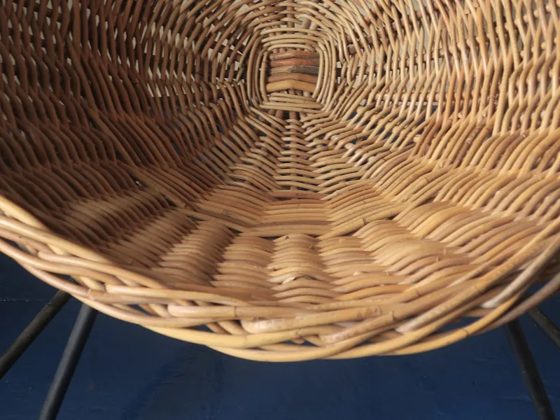 Pamono Mid-Century Modern Rattan and Iron Lounge Chairs, 1960s, Set of 2> Lounge Chairs & Armchairs