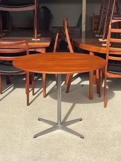 Pamono Mid-Century Modern Teak Round Dining Table by Arne Jacobsen for Fritz Hansen, 1950s> Dining Tables & Sets