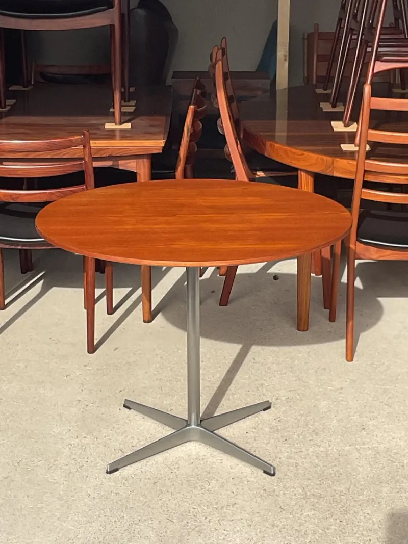 Pamono Mid-Century Modern Teak Round Dining Table by Arne Jacobsen for Fritz Hansen, 1950s> Dining Tables & Sets