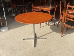 Pamono Mid-Century Modern Teak Round Dining Table by Arne Jacobsen for Fritz Hansen, 1950s><noscript><img width=