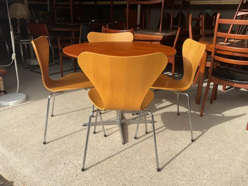 Pamono Mid-Century Modern Teak Round Dining Table by Arne Jacobsen for Fritz Hansen, 1950s> Dining Tables & Sets