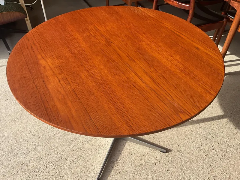 Pamono Mid-Century Modern Teak Round Dining Table by Arne Jacobsen for Fritz Hansen, 1950s> Dining Tables & Sets