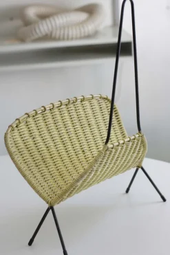 Pamono Mid-Century Peacock Magazine Rack in Rattan and Wire, 1950s> Magazine Racks