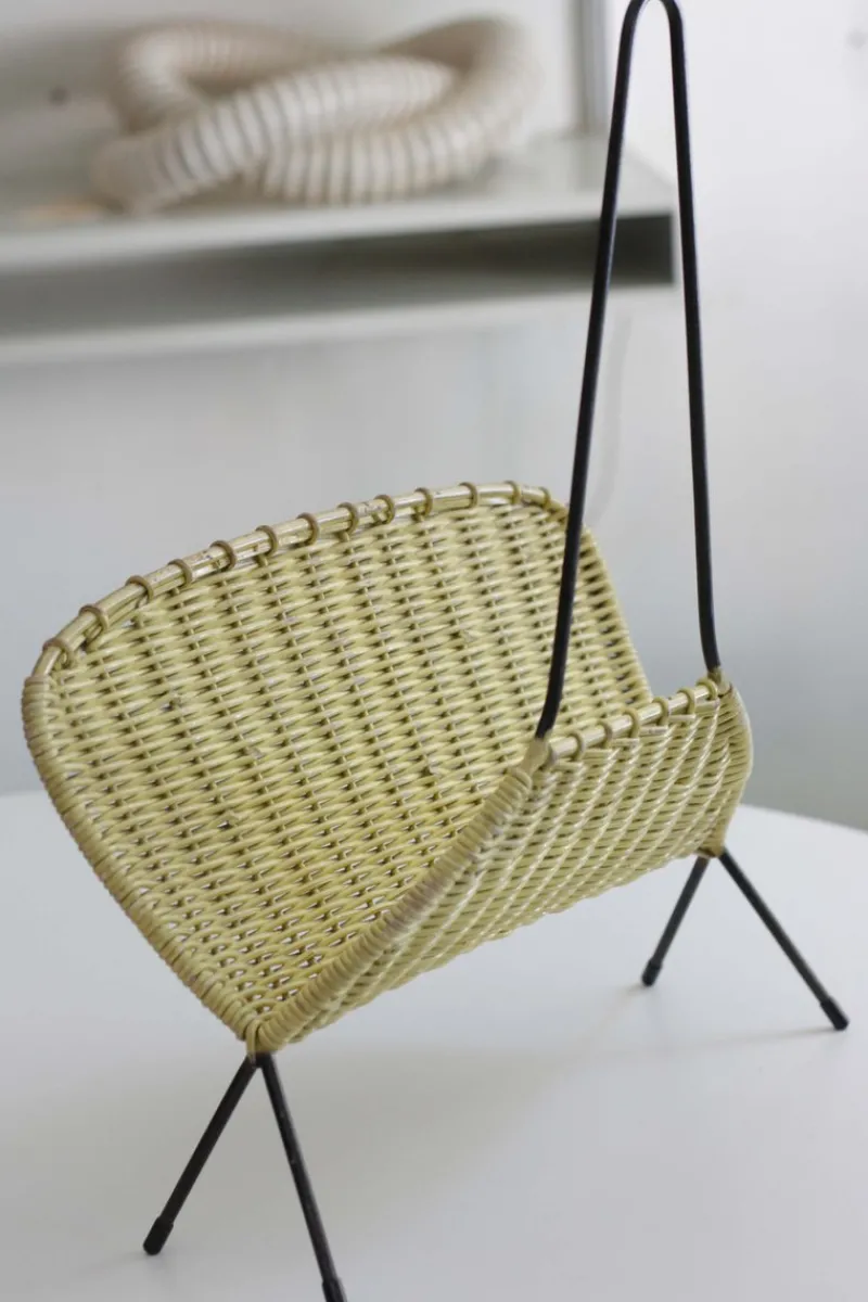 Pamono Mid-Century Peacock Magazine Rack in Rattan and Wire, 1950s> Magazine Racks