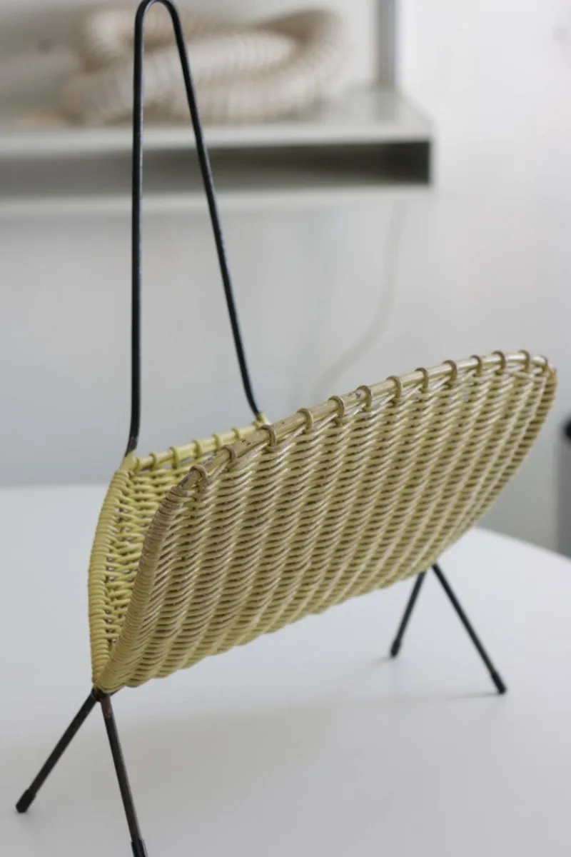 Pamono Mid-Century Peacock Magazine Rack in Rattan and Wire, 1950s> Magazine Racks
