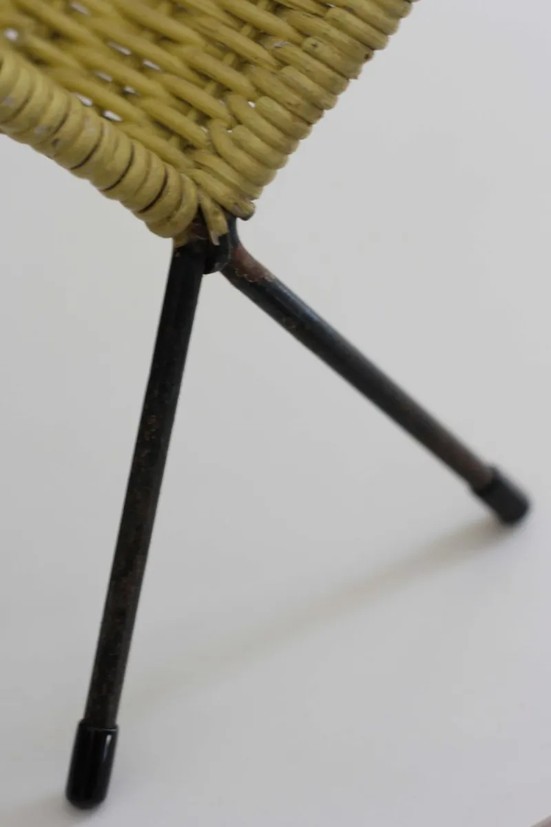 Pamono Mid-Century Peacock Magazine Rack in Rattan and Wire, 1950s> Magazine Racks