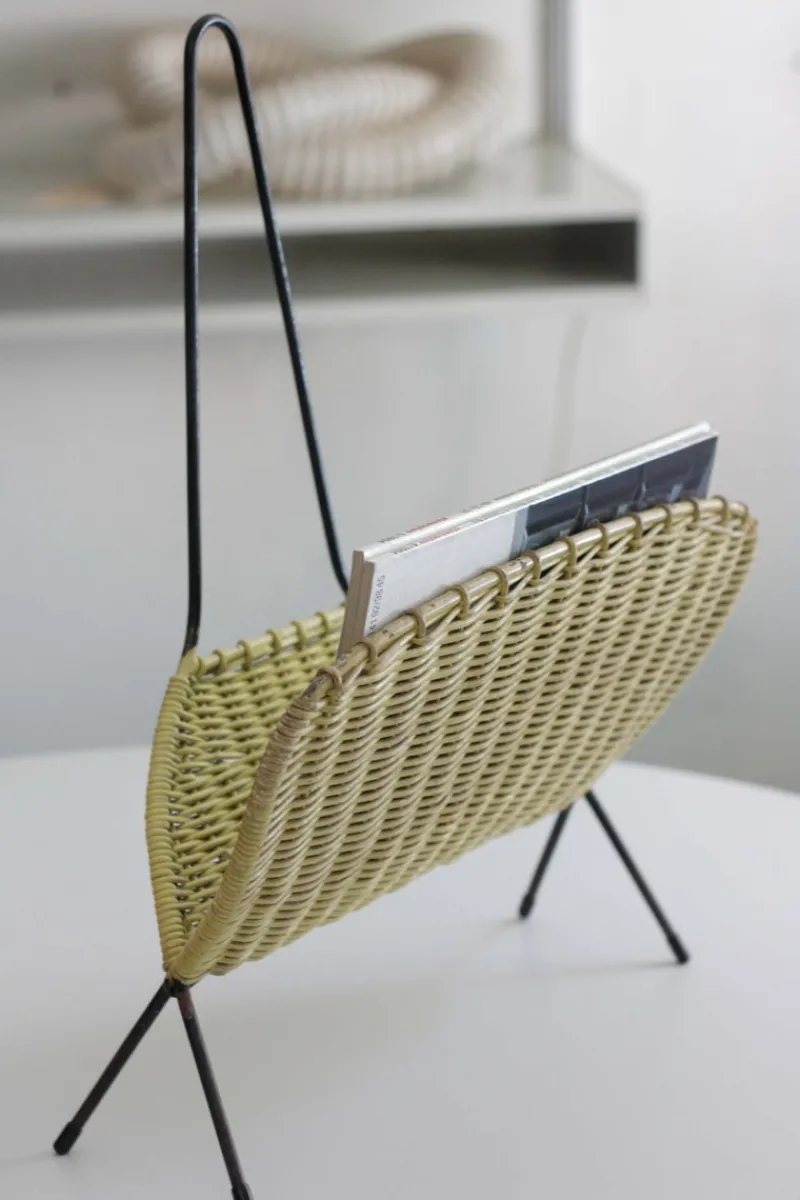 Pamono Mid-Century Peacock Magazine Rack in Rattan and Wire, 1950s> Magazine Racks