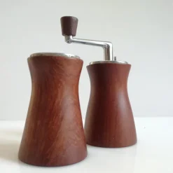 Hot Pamono Mid-Century Salt Shaker and Pepper Mill from Deve, Netherlands, 1960s, Set of 2