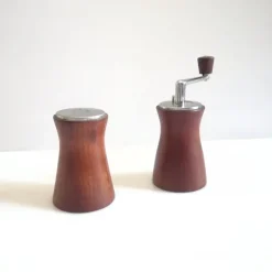 Hot Pamono Mid-Century Salt Shaker and Pepper Mill from Deve, Netherlands, 1960s, Set of 2