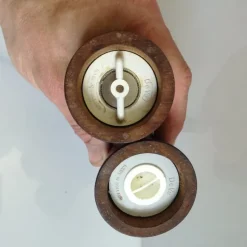 Hot Pamono Mid-Century Salt Shaker and Pepper Mill from Deve, Netherlands, 1960s, Set of 2