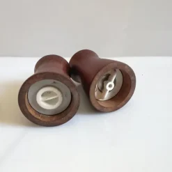 Hot Pamono Mid-Century Salt Shaker and Pepper Mill from Deve, Netherlands, 1960s, Set of 2
