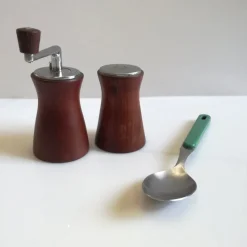Hot Pamono Mid-Century Salt Shaker and Pepper Mill from Deve, Netherlands, 1960s, Set of 2