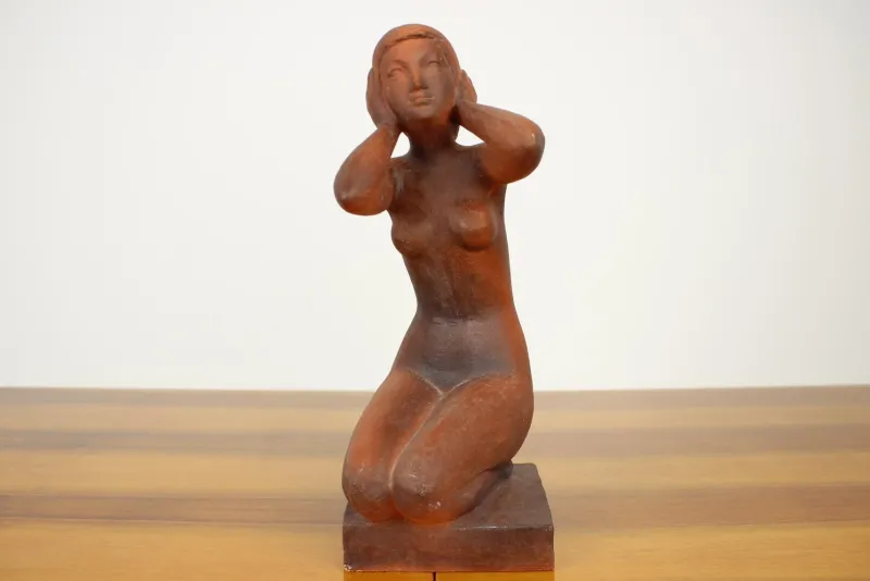 Pamono Mid-Century Sculpture of Nude Sitting Women by Jitka Forejtová, 1960s> Mid-Century