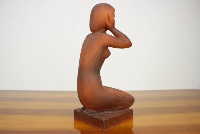 Pamono Mid-Century Sculpture of Nude Sitting Women by Jitka Forejtová, 1960s> Mid-Century